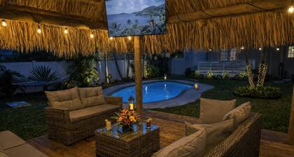 The Peacock Bungalow - Newly Renovated, Heated Pool & Jacuzzi, 5 min to Beach