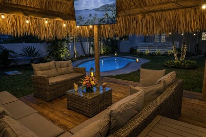 The Peacock Bungalow - Newly Renovated, Heated Pool & Jacuzzi, 5 min to Beach