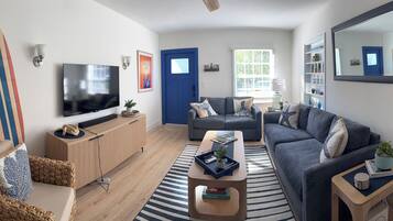 TV connectée, livres, espaces bureaux