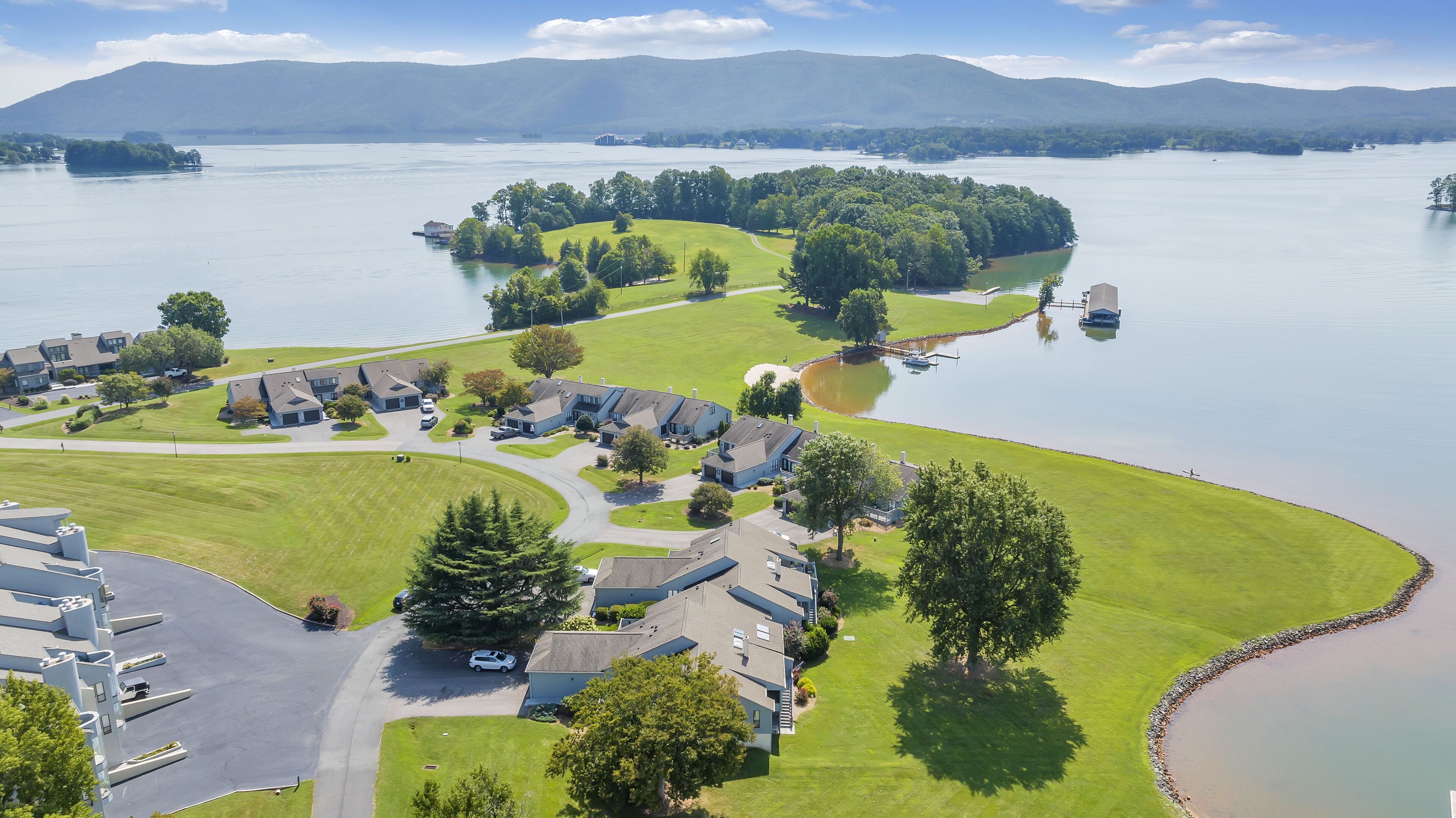 LAKE Willow: Lake Front Community Dock