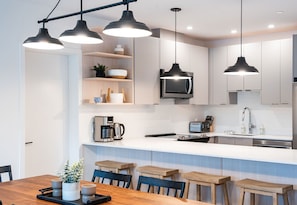 Condo | Cocina privada | Refrigerador con congelador, microondas, horno y parrilla de estufa 