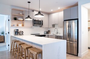 Appartement | Privékeuken | Een koelkast/vriezer, een magnetron, een oven, een kookplaat