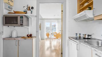 KylskÄp, spishÀll och kaffe- och tebryggare