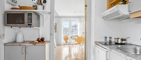 Fridge, stovetop, coffee/tea maker