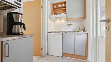 KylskÄp, spishÀll och kaffe- och tebryggare