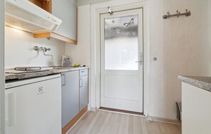 Kühlschrank, Herdplatte, Wasserkocher mit Kaffee-/Teezubehör