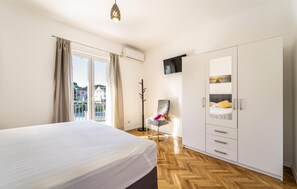 3 habitaciones, tabla de planchar con plancha y cuna de viaje 