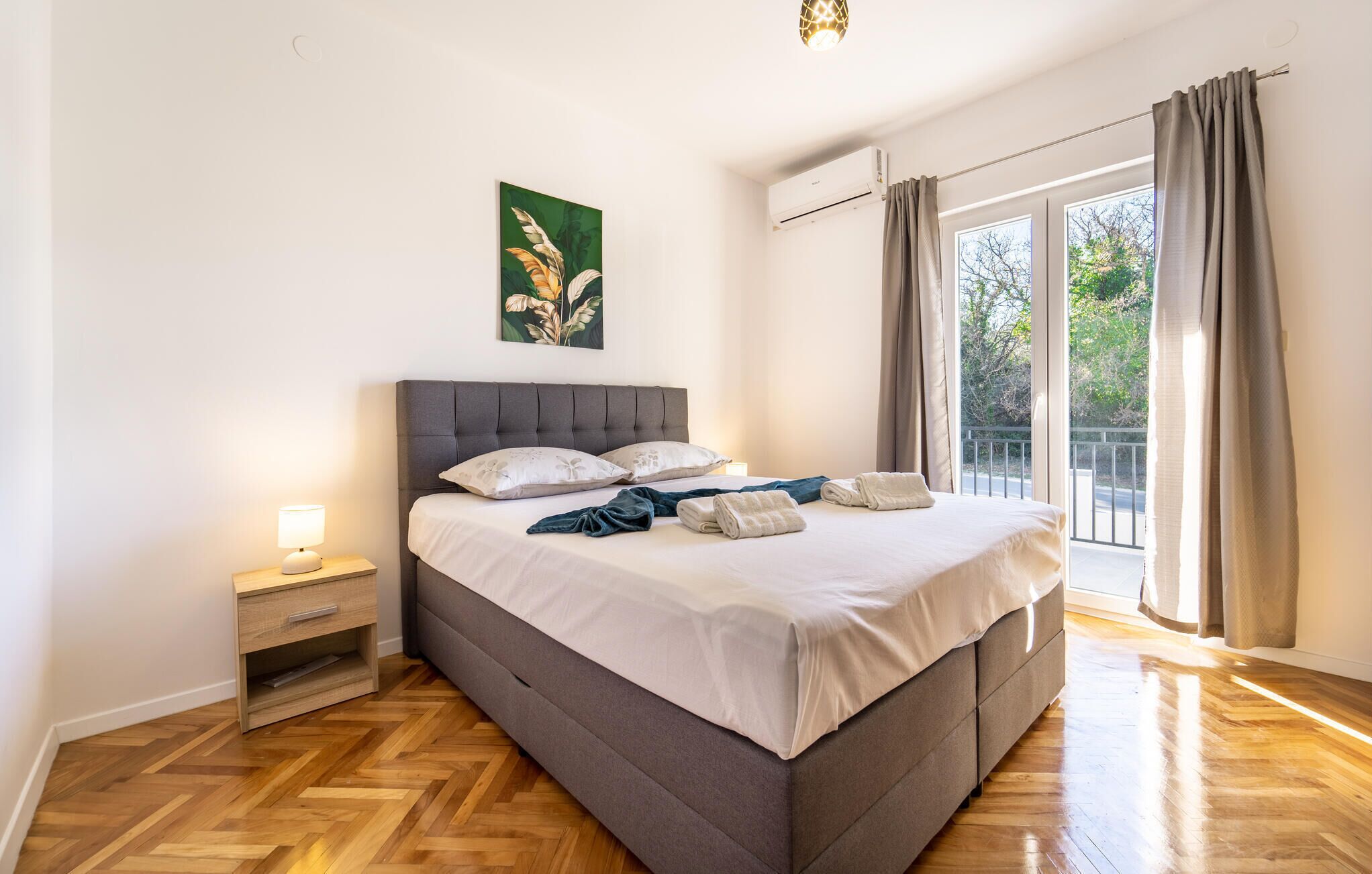 3 slaapkamers, een strijkplank/strijkijzer, reisbedje, gratis wifi