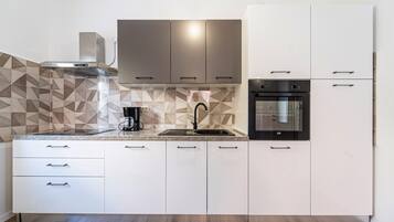 Een koelkast, een oven, een vaatwasser, een koffiezetapparaat/waterkoker