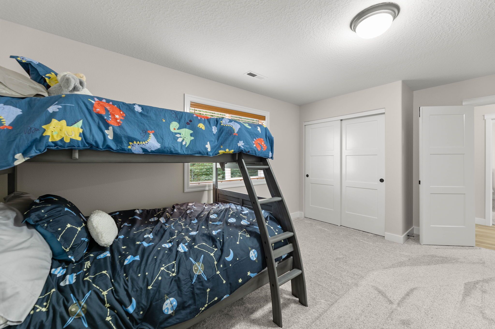 4 habitaciones, escritorio y tabla de planchar con plancha 