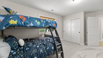 4 chambres, bureau, fer et planche Ă repasser, lit parapluie