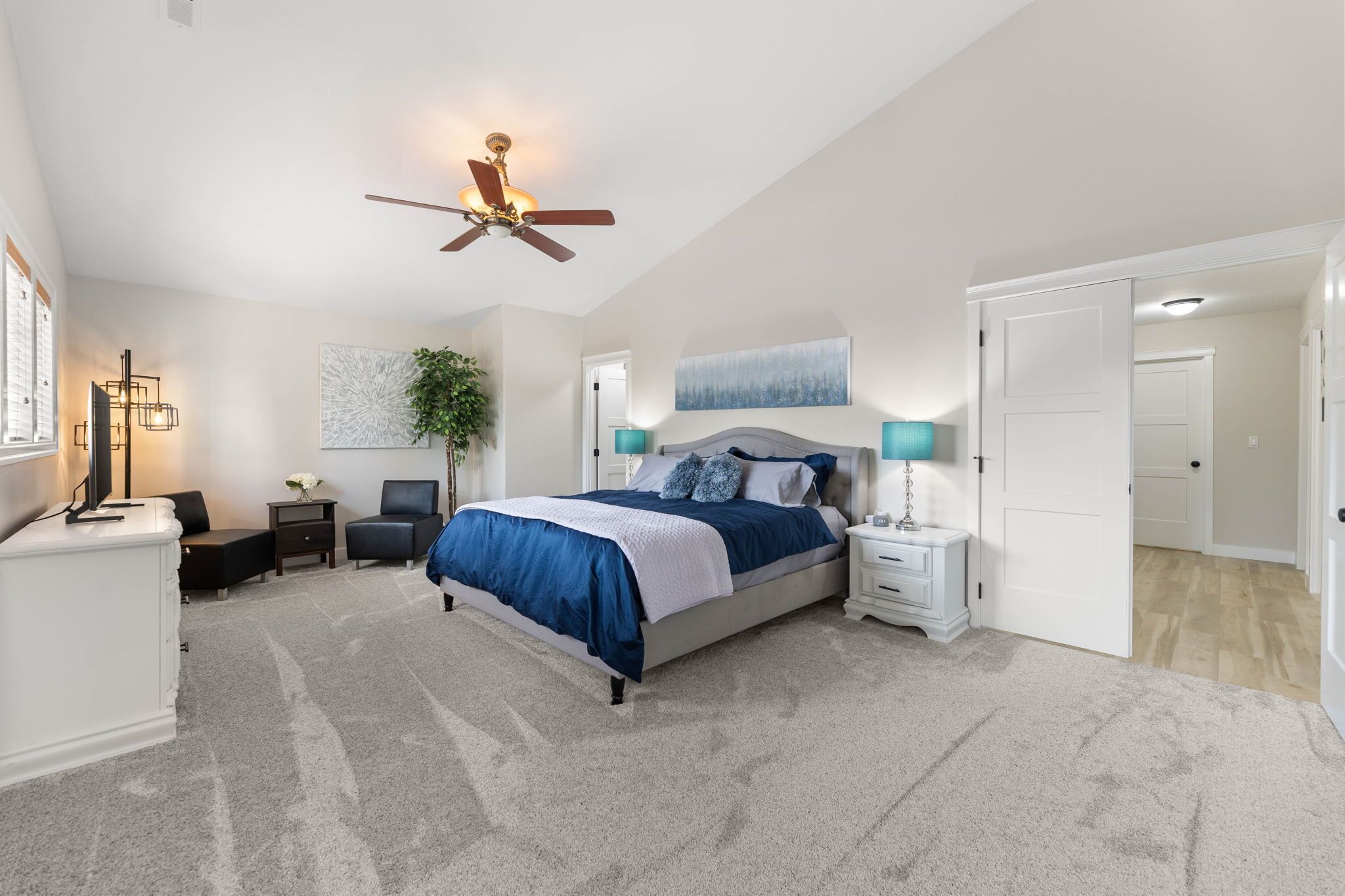 4 chambres, bureau, fer et planche à repasser, lit de bébé portatif