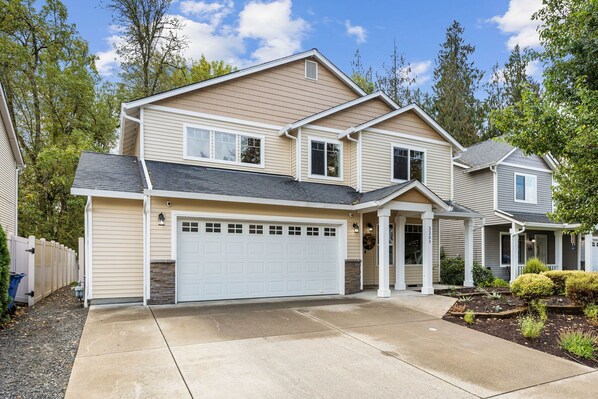 Exterior - Your home away from home...recently renovated, sleeps 9-10! (Battle Ground)