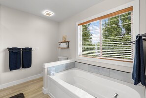 Hair dryer, towels, soap, shampoo - Your home away from home...recently renovated, sleeps 9-10! (Battle Ground)