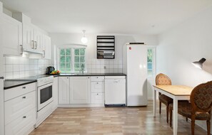 Refrigerador, parrilla de estufa, lavavajillas y cafetera y tetera 