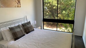 4 bedrooms, iron/ironing board, travel cot, WiFi - Absolute Waterfront at Woodlands (Yarrawonga)