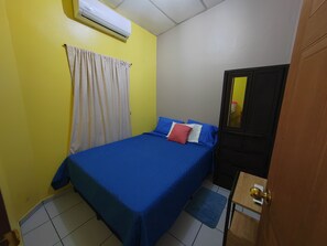 3 slaapkamers, een strijkplank/strijkijzer, gratis wifi, beddengoed