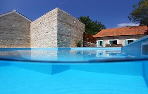 A heated pool - Amazing home in Donje Rastane (Donje Rastane)