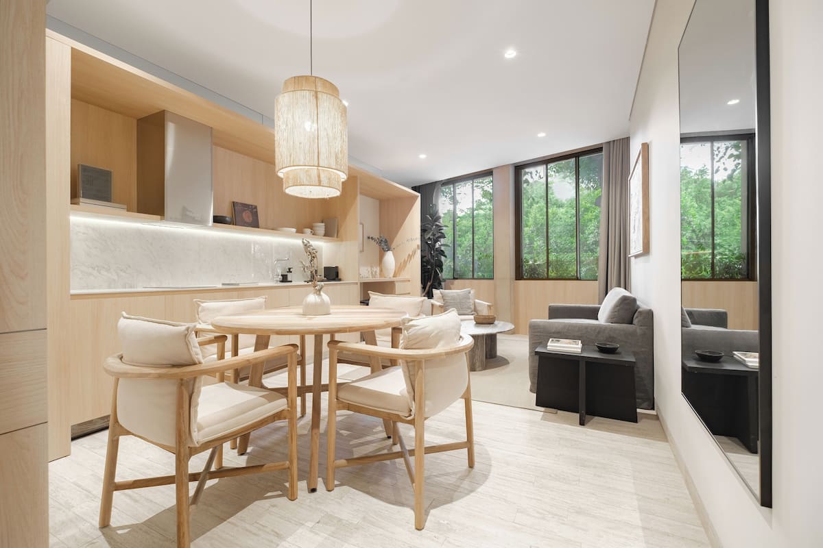 Un espacio habitable moderno con comedor, cocina y zona de estar.