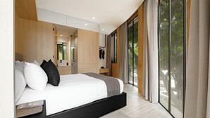 A modern bedroom with a large bed, a nightstand, a mirror, and a view of the outdoors through large windows. - ONTO Tonalá Mexico City (Mexico City)