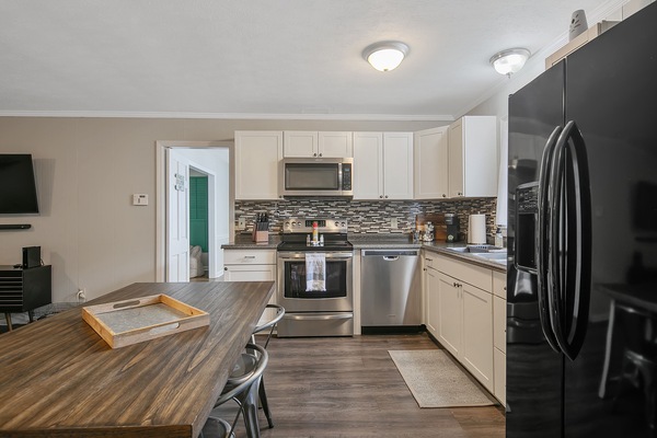 Een koelkast, een microgolfoven, een oven, een kookplaat