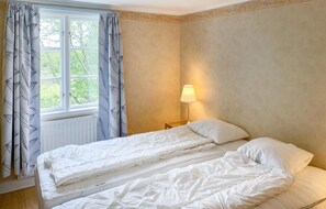 5 bedrooms, travel cot, Internet