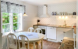 Réfrigérateur, un four, surface de cuisson, lave-vaisselle