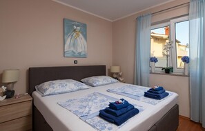 3 bedrooms, in-room safe, travel cot, free WiFi