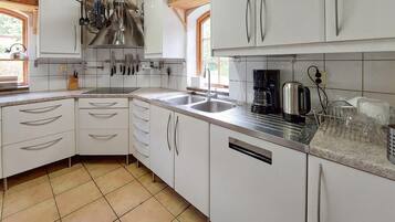 Fridge, oven, stovetop, dishwasher