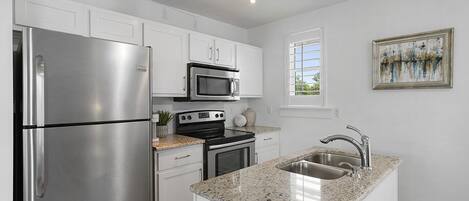 Een koelkast, een microgolfoven, een oven, een kookplaat