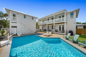 A heated pool - Indigo Breeze - Luxury Vacation Rental Close to the Beach with Private Pool & Game Room (Santa Rosa Beach)