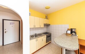 Frigorífico, horno, placa de cocina y cafetera o tetera