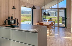Kühlschrank, Ofen, Geschirrspüler, Wasserkocher mit Kaffee-/Teezubehör