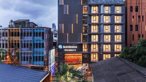 A modern hotel with a prominent sign for 'Best Western Click Sachorn 11'.