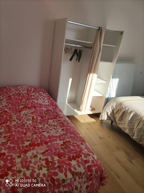 1 habitación y cuna de viaje 