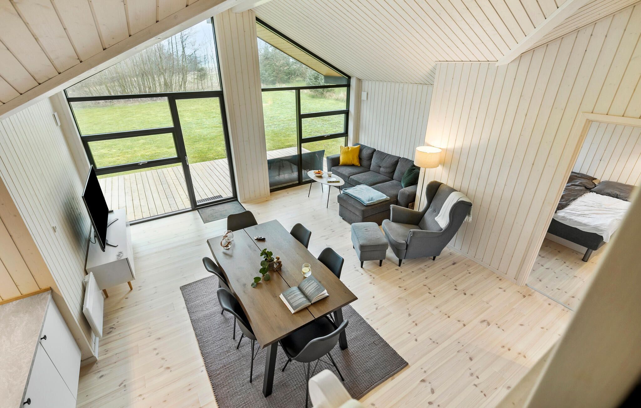 Un moderno apartamento tipo loft con comedor, sofá y cama.