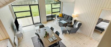 Un moderno apartamento tipo loft con comedor, sofá y cama.