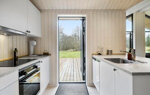 Kjøleskap, kokeplater, oppvaskmaskin og kaffetrakter/tekoker