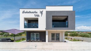A modern two-story building with a sign reading "Sukosanha Vila". - Beautiful apartment in Sukosan (Sukosan)