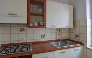 Kühlschrank, Herdplatte, Kochgeschirr/Geschirr/Besteck