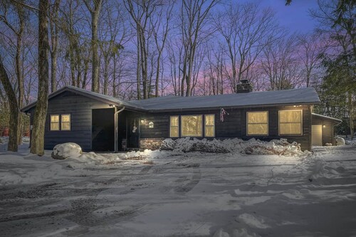 Cozy Vacation Retreat at Lake Harmony