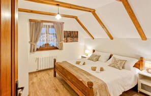 4 bedrooms, travel crib, free WiFi, bed sheets - Amazing home in Gospic with Wi-Fi (Gospic)