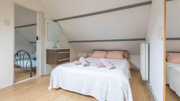 2 slaapkamers, reisbedje, internet