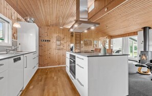 Een koelkast, een oven, een kookplaat, een vaatwasser