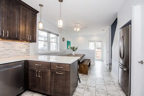 Geladeira, micro-ondas, fogão, cooktop