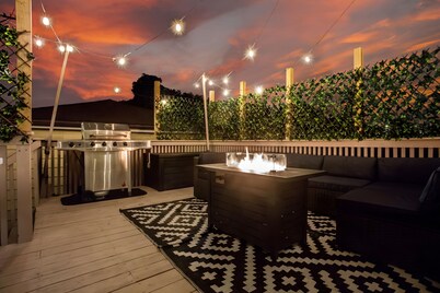 Family Friendly, Lovely 6 Bd Retreat w/ Game Room, Back Deck & Bar