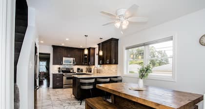 Family Friendly, Lovely 6 Bd Retreat w/ Game Room, Back Deck & Bar