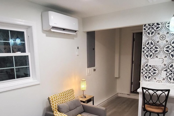 1 chambre, bureau, fer et planche à repasser, lit parapluie