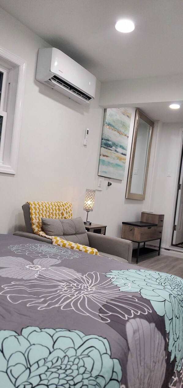1 dormitorio, escritorio, tabla de planchar con plancha y cuna de viaje