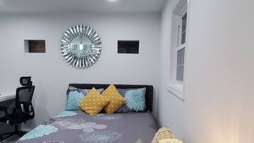 1 Schlafzimmer, Schreibtisch, Bügeleisen/Bügelbrett, Reisekinderbett